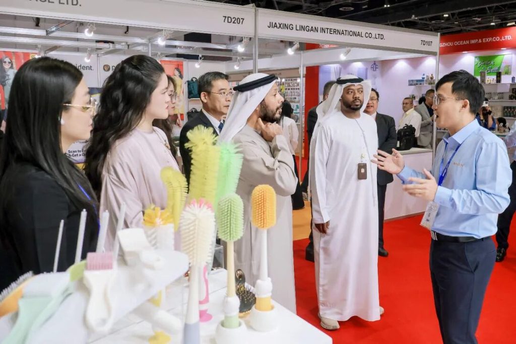 Connecting the World with Brushes! AOQUN Brush Shines at HOMELIFE Dubai 2025（images 1）