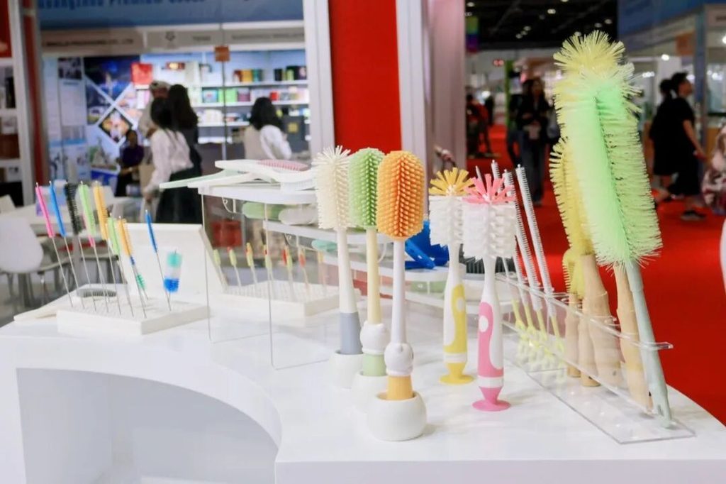 Connecting the World with Brushes! AOQUN Brush Shines at HOMELIFE Dubai 2025（images 2）
