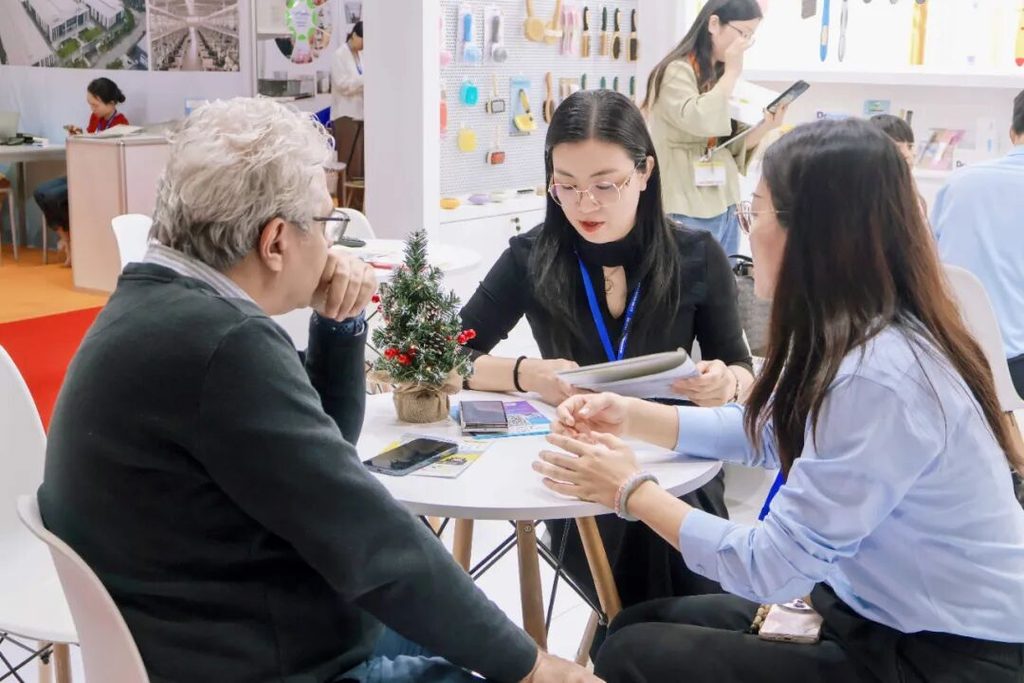 Connecting the World with Brushes! AOQUN Brush Shines at HOMELIFE Dubai 2025（images 3）