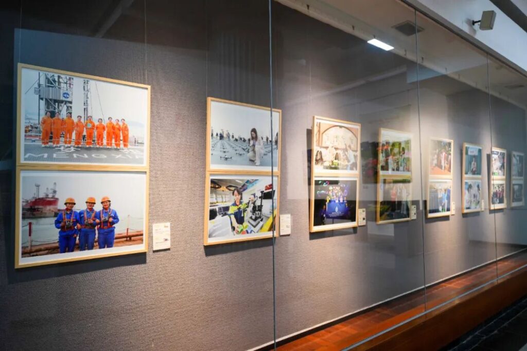 Heroine Spirit Reflects in Craftsmanship: AOQUN’s “Brushing with Chinese Precision” Selected for the “14th Five-Year” Female Achievements Photo Exhibition(images 1)