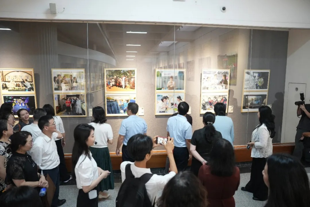 Heroine Spirit Reflects in Craftsmanship: AOQUN’s “Brushing with Chinese Precision” Selected for the “14th Five-Year” Female Achievements Photo Exhibition(images 2)